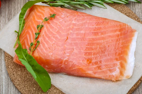 Rosemary ile tuzlanmış somon