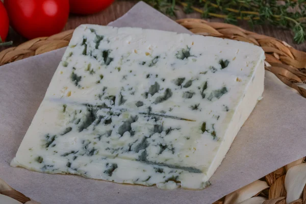 Mavi peynir otlar ile — Stok fotoğraf