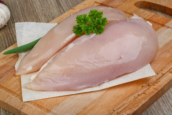 Çiğ tavuk göğsü.