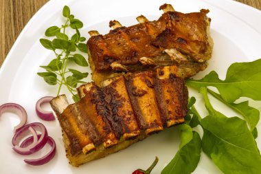 Kızarmış kuzu kaburgası