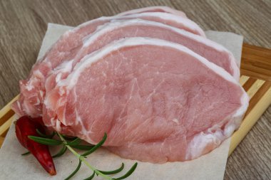 pişmemiş domuz biftek