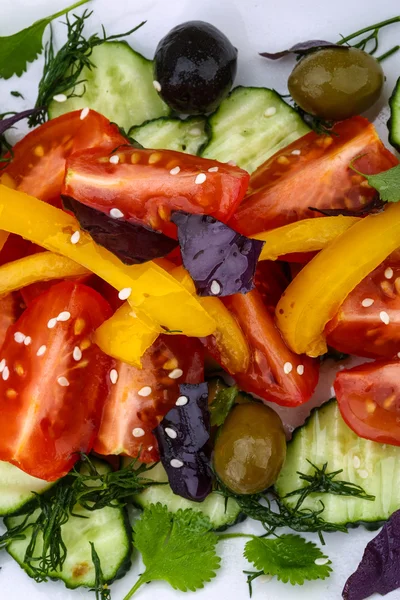 Domates, salatalık ve zeytin salatası — Stok fotoğraf