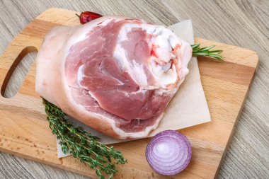 Çiğ domuz knuckle