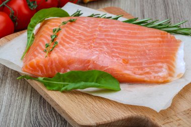 Rosemary ile tuzlanmış somon