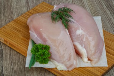Çiğ tavuk göğsü.