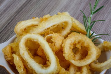 Kızarmış kalamar halkaları