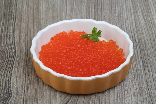 Caviar rojo en el tazón —  Fotos de Stock