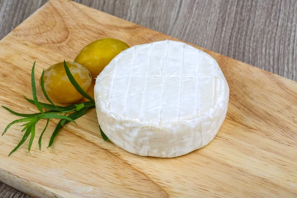 Сыр Бри с желтыми сливами — стоковое фото