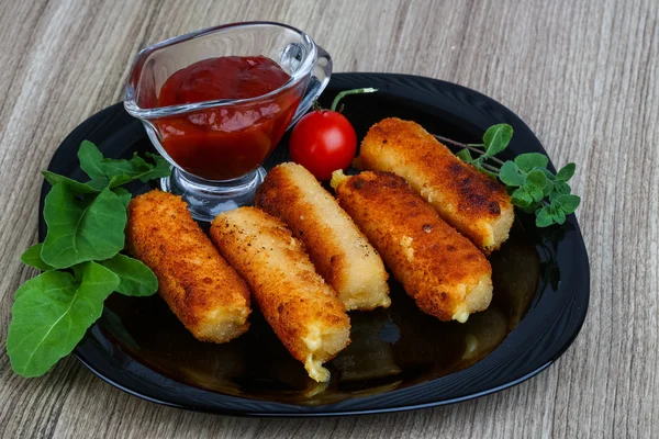 Paus de queijo com molho — Fotografia de Stock