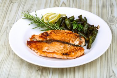 Yeşil fasulye ile ızgara somon