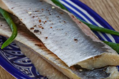 Yeşil soğan ile ringa balığı filetosu