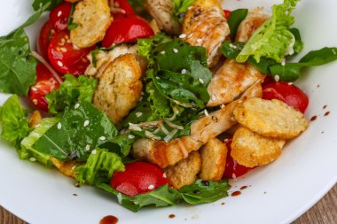 Tavuklu Sezar salatası