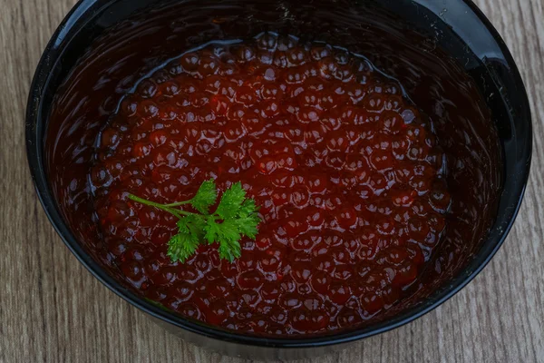 Caviar rojo en el tazón — Foto de Stock