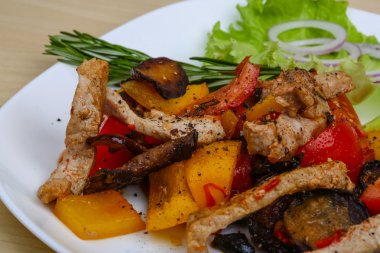 ile sebze kızarmış domuz eti