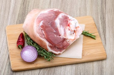 Çiğ domuz knuckle