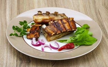 Kızarmış kuzu kaburgası