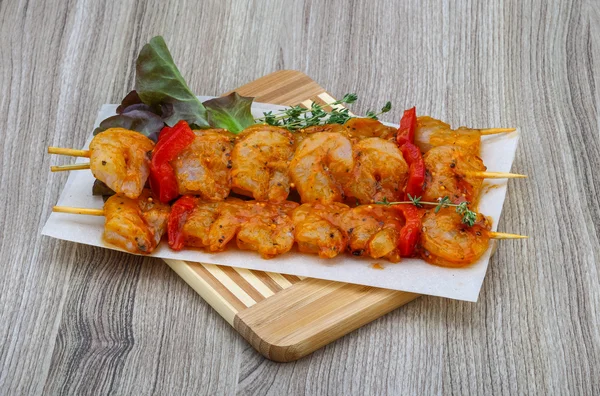 Brocheta de gambas crudas —  Fotos de Stock