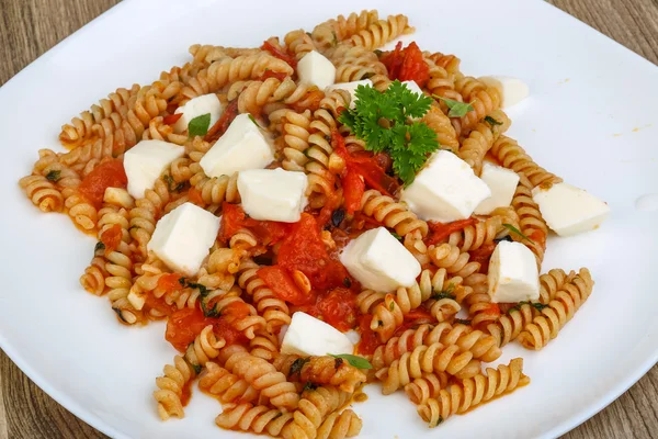 Nudeln mit Mozzarella — Stockfoto