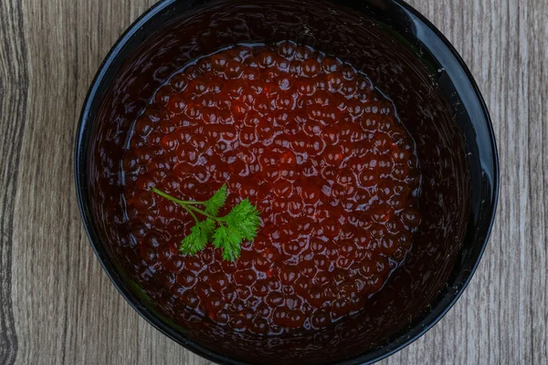 Caviar rojo en el tazón —  Fotos de Stock