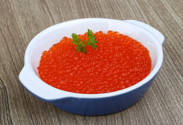 Caviar rojo en el tazón —  Fotos de Stock