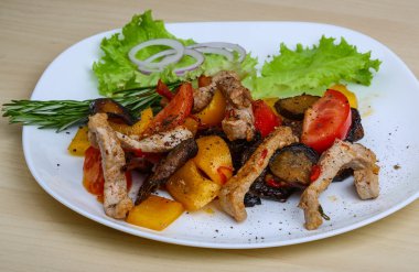 ile sebze kızarmış domuz eti