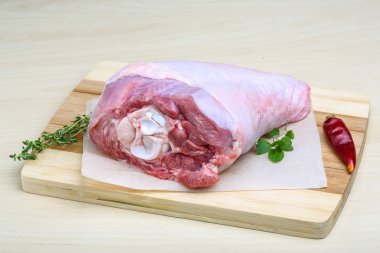 Çiğ hindi bacağı