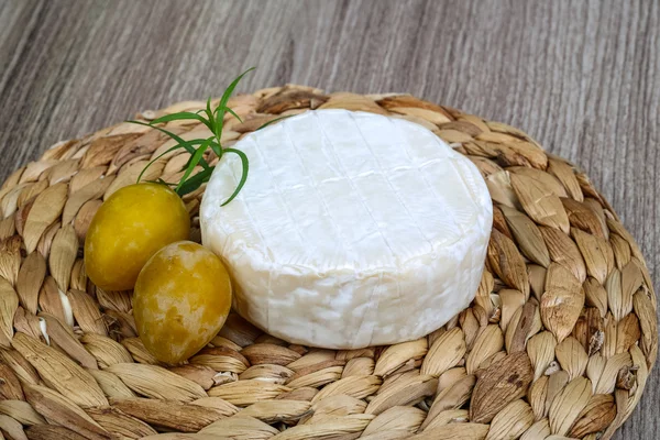 Queijo Brie com ameixas amarelas — Fotografia de Stock