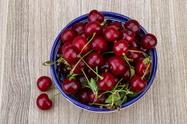 Cerise dans le bol — Photo