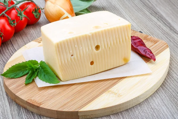 Tijolo de queijo amarelo — Fotografia de Stock