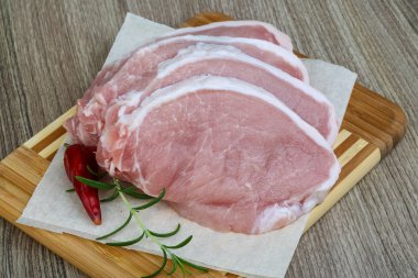 pişmemiş domuz biftek