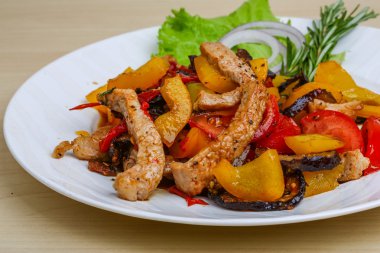 Sebzeli kızarmış domuz.