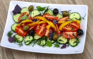 Domates, salatalık ve zeytin salatası