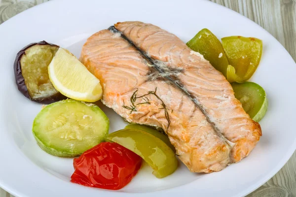 Salmón con verduras a la parrilla —  Fotos de Stock