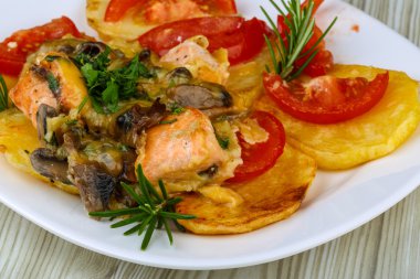 Patates ve domates ile kavrulmuş somon