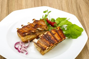 Kızarmış kuzu kaburgası