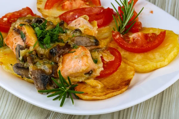 Gebratener Lachs mit Kartoffeln und Tomaten — Stockfoto