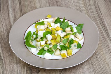 Armut ve peynir salatası