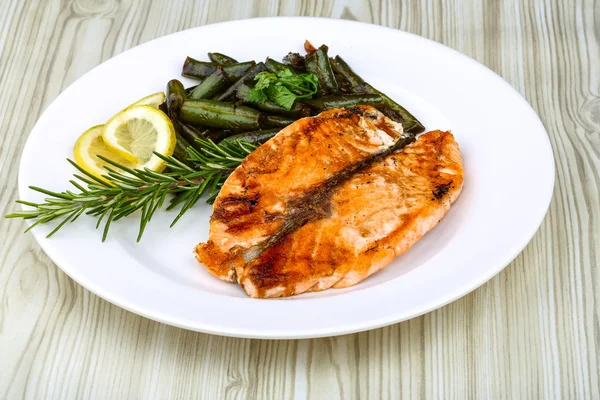 Gegrilde zalm met groene bonen — Stockfoto