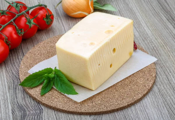 Tijolo de queijo amarelo — Fotografia de Stock