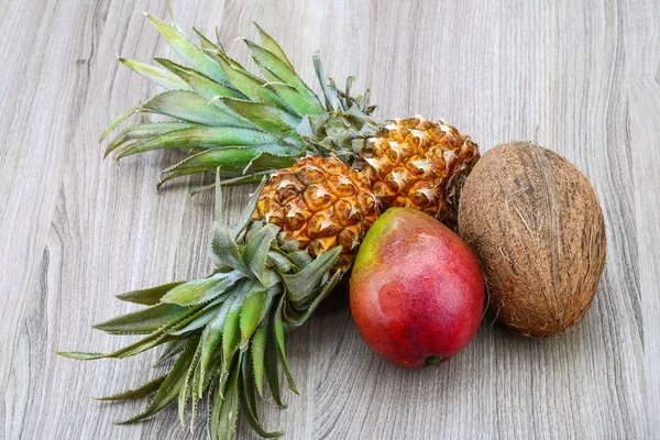 Ananas, Mango und Kokosnuss — Stockfoto