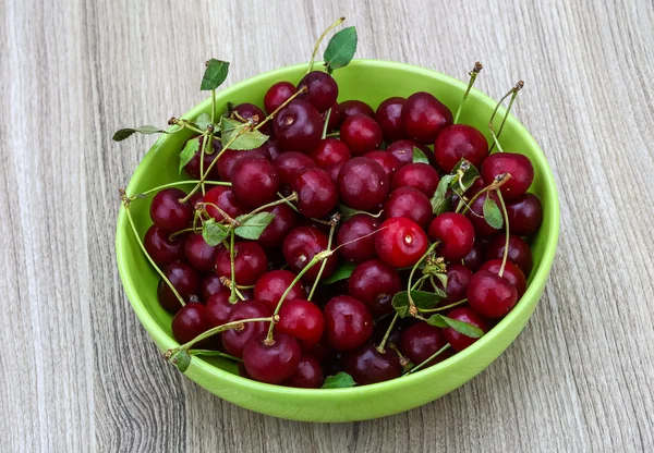 Cerise dans le bol — Photo