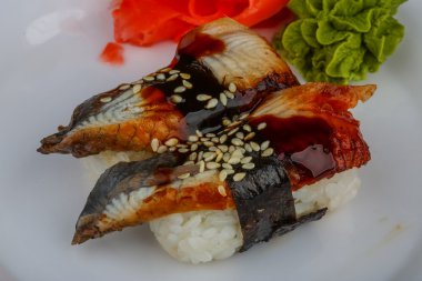 yılan balığı suşi