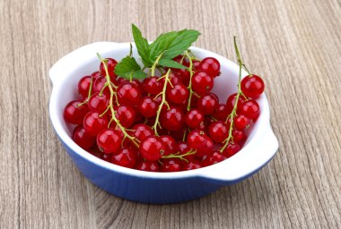 Kırmızı kuş üzümü