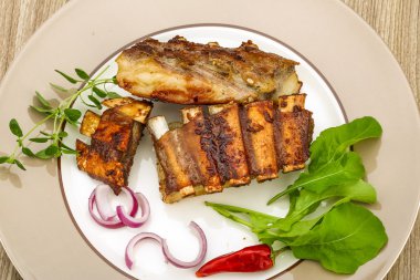 Kızarmış kuzu kaburgası