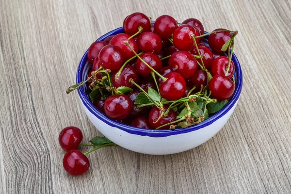 Cherry v míse — Stock fotografie