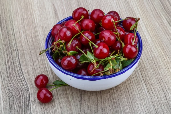 Körsbär i skålen — Stockfoto