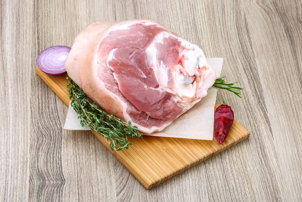 Jarret De Porc Cru Au Romarin Photographie Andreyst C 79111962