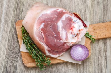 Çiğ domuz knuckle