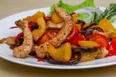 Sebzeli kızarmış domuz.