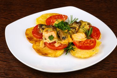 Patates ve domates ile kavrulmuş somon